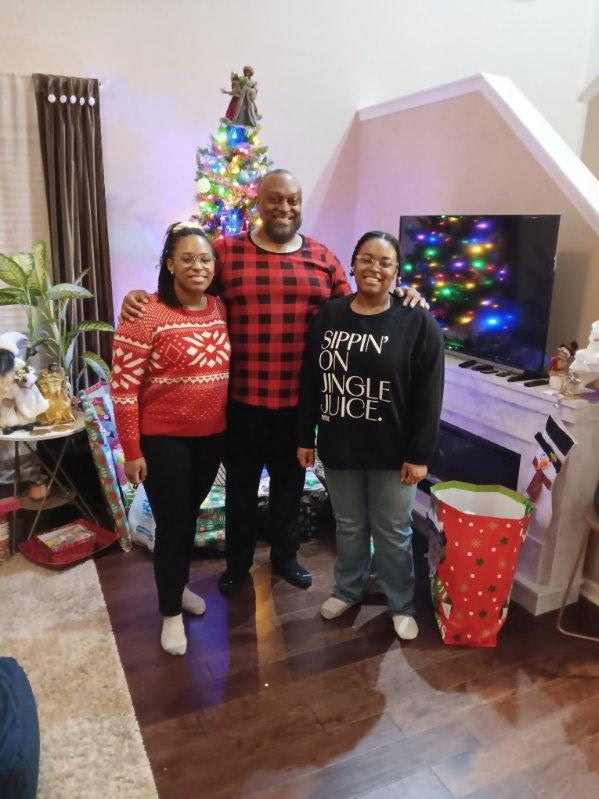 Kevin Holt with twin daughters Olivia and Aaliyah Holt Christmas 2024